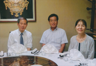 代表の藤田和芳さん。唐牛真喜子さんと