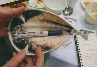 チャックを開けると「アジの開き」に