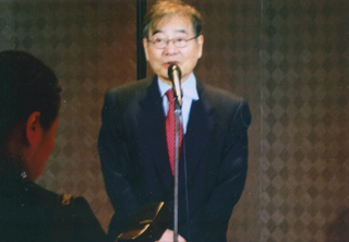 挨拶する加藤紘一さん（8/29）