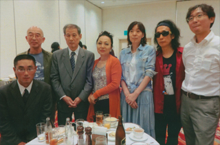 板坂剛さんの奥さん（中央）と