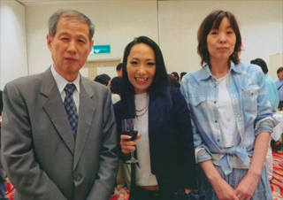 板坂剛さんの娘さん（中央）と