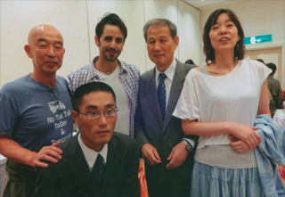 ベニート・ガルシアさんを囲んで