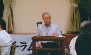 講演する宮崎学さん