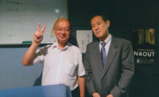 植垣康博さんと。スナック「バロン」で