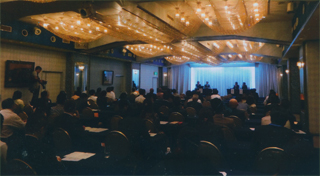 会場は満員でした