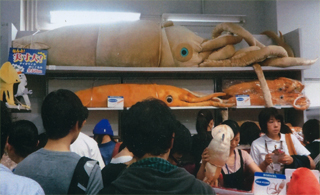 ダイオウイカのぬいぐるみが売ってました。６メートルです