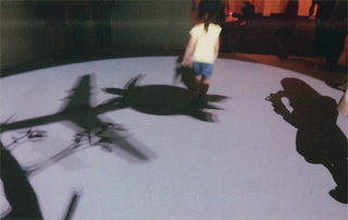 子供が影と遊んでます