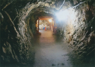 中はヒンヤリしてます。壕は長いです