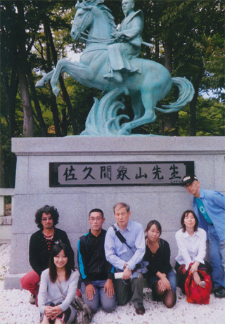 「佐久間象山先生」の像の前で