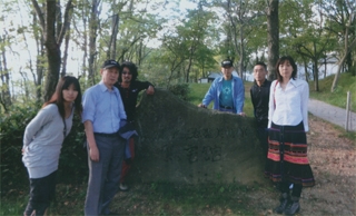 「無言館」の前で