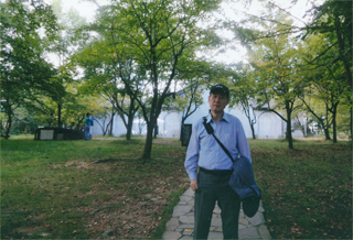 白い建物が「無言館」です