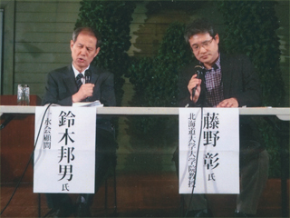 考え込み、悩みながら話してます（札幌時計台ホール）