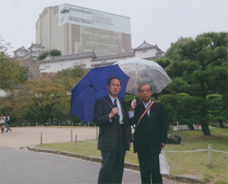 飛松五男さんと。後ろは改修中の姫路城（10/5火）