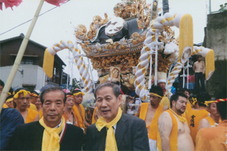 「けんか祭り」の会場で飛松さんと