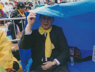 雨が降ってきたので、ビニールシートをかぶってます