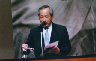 追悼講演する犬塚博英氏