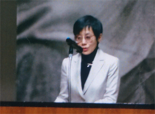 挨拶する長谷川三千子さん