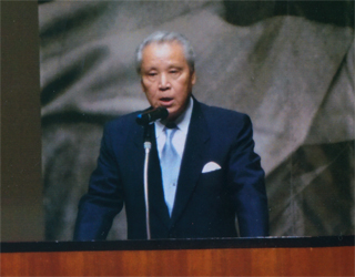 挨拶する阿形充規氏