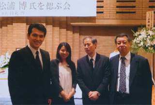 子供たちと。右は木村三浩氏