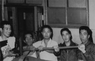 阿部勉、（１人おいて）森田必勝、持丸博、斎藤英俊