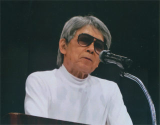 挨拶する本多勝一さん