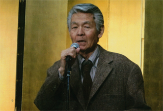 挨拶する菅原文太さん