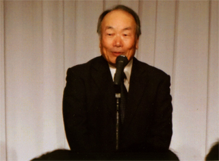 挨拶する戸塚宏校長