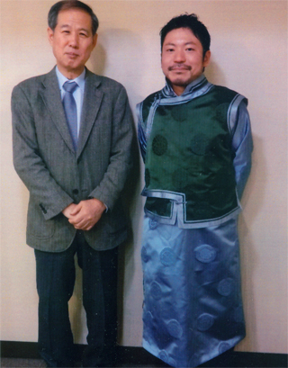 モンゴルの衣装で来日しました