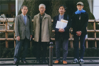 そのクスノキの前で。大杉豊さんたちと