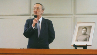 講演する宮崎正弘氏