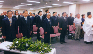 厳粛に執り行われました