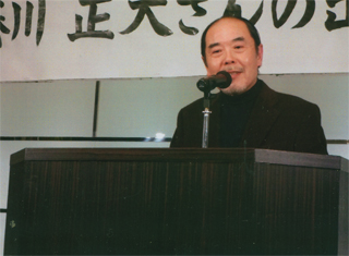 挨拶する成田健治弁護士