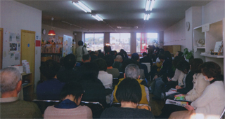 会場は満員でした