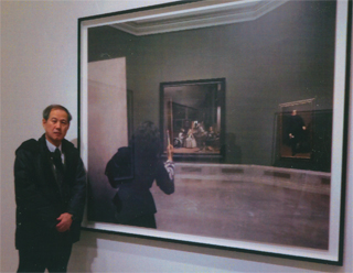 森村さんの作品の前で