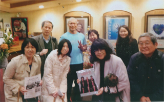 「ザ・ニュース・ペーパー」の松下アキラさんを囲んで（12/12木）