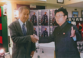 金正日さんと握手