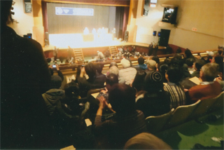 豊島公会堂は超満員