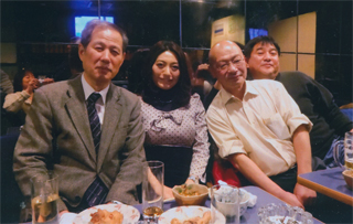 スナック「バロン」で。植垣さんと