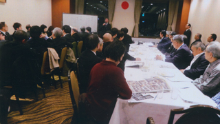 会場は満員でした