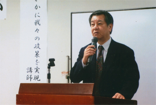 講演する木村三浩代表