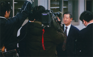 取材陣に囲まれる木村氏