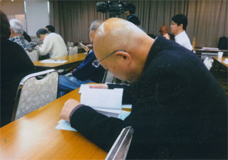 本を読み耽る植垣さん（元連合赤軍）