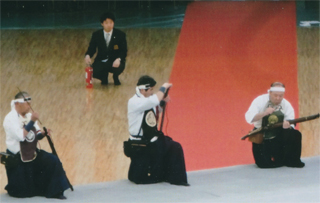 砲術。弾込めをしています