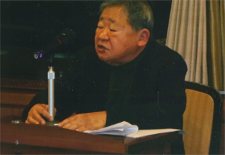 一水会で講演する三上治さん