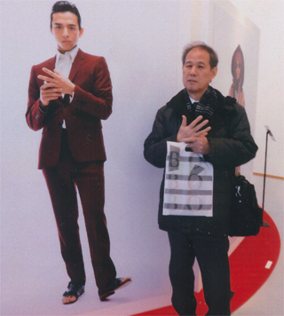 満島真之介さんの写真の前で