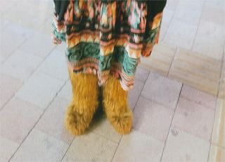 「わらぐつ」をはいてる少女もいた