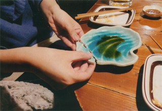 指２本で皿を割った「超能力少女」