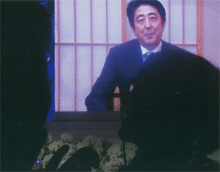 安倍さんはビデオで