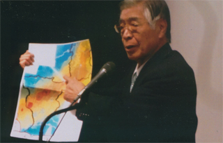 講演する佐藤栄佐久氏