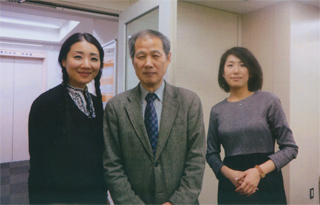 「蛇指輪の女性」（左）。右は、私の姪です